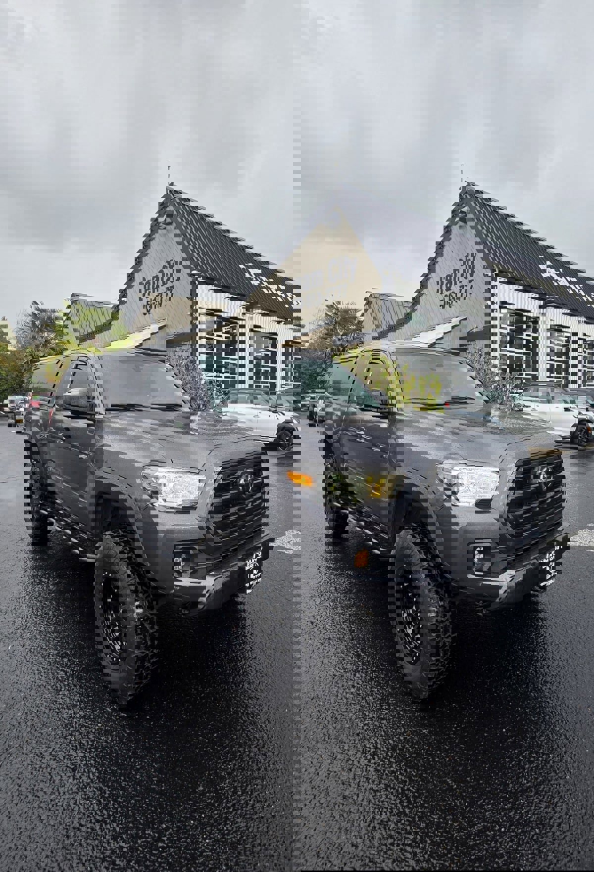 Used 2019 Toyota Tacoma SR image 1