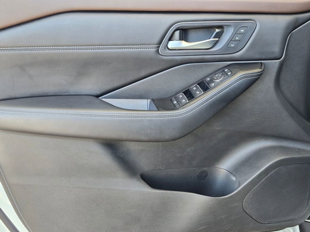 Used 2023 Nissan Rogue SL w/ SL Premium Package FWD image 11