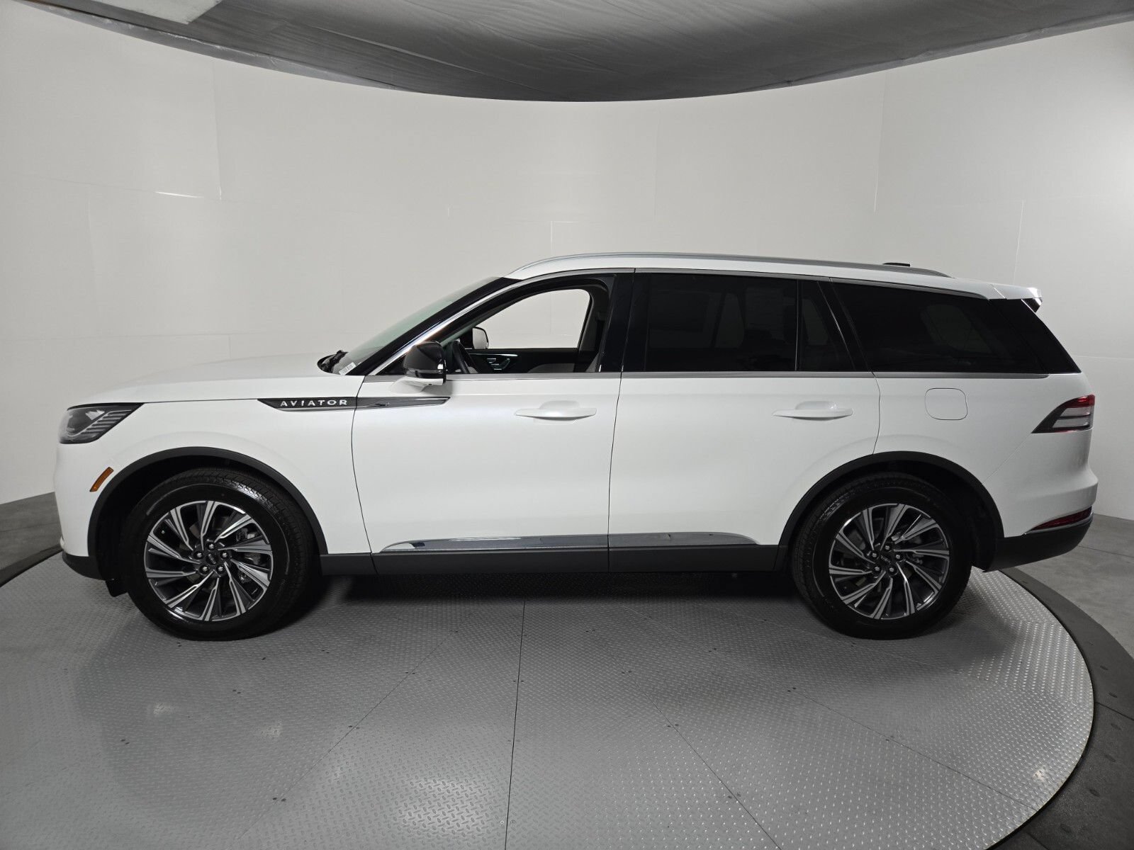 New 2026 Lincoln Aviator AWD image 8