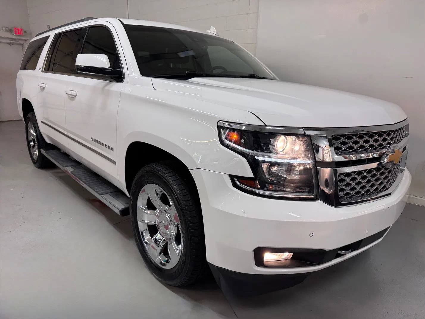 Used 2018 Chevrolet Suburban LT w/ LT Signature Package AWD/4WD image 1