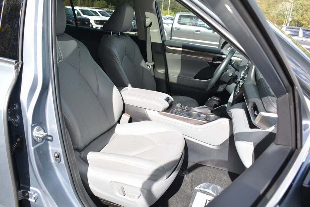 Used 2023 Toyota Highlander Limited image 21
