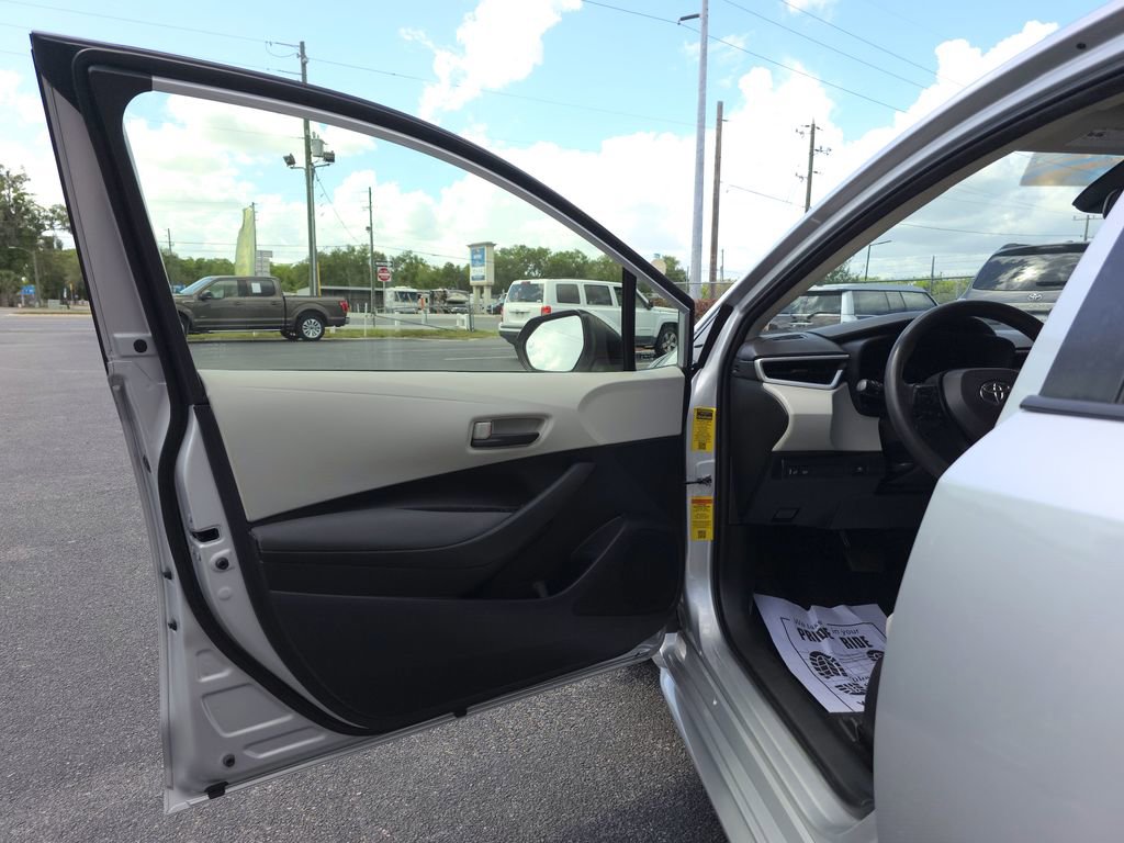 Used 2022 Toyota Corolla LE image 9
