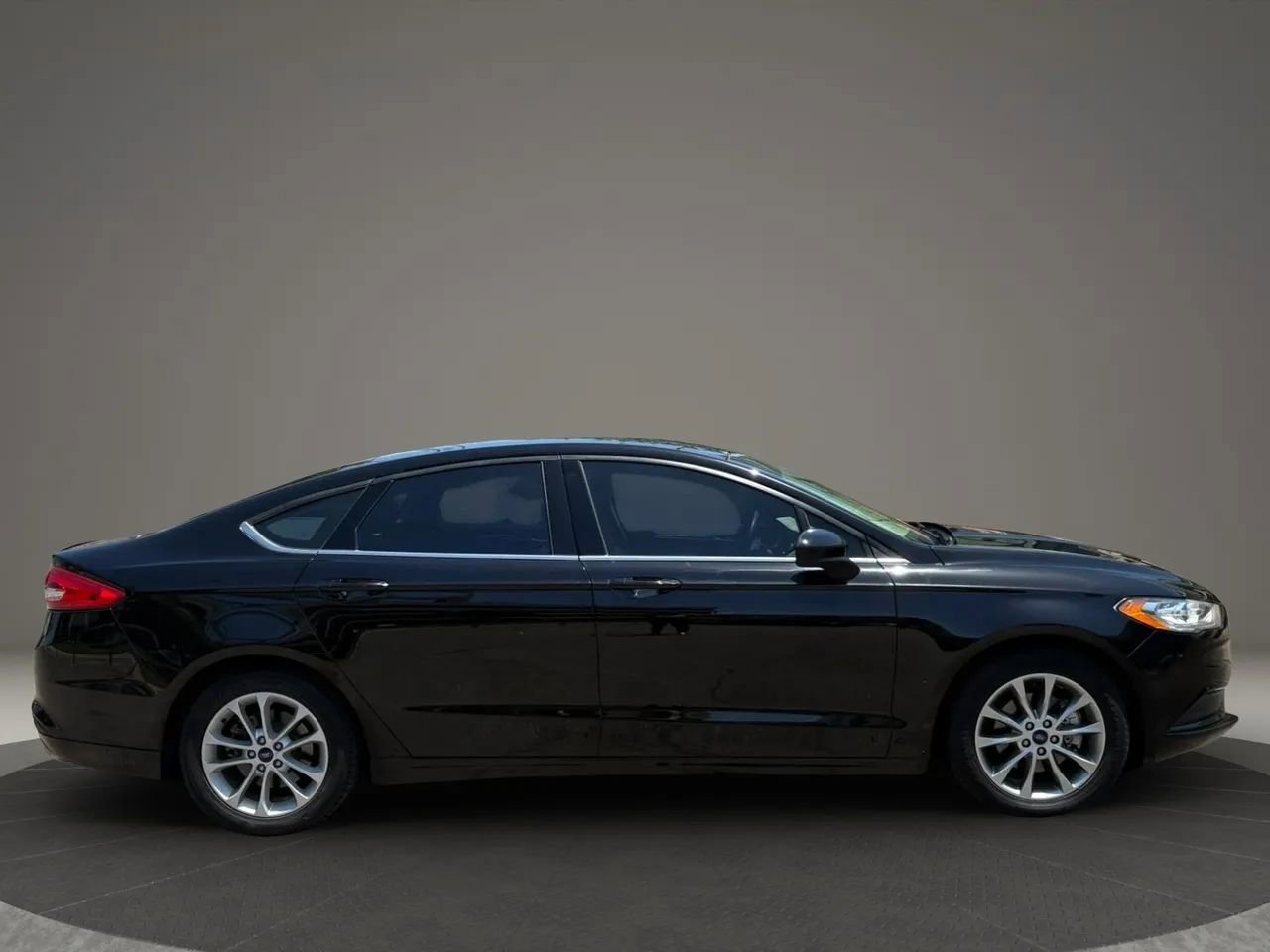 Used 2017 Ford Fusion SE FWD image 5