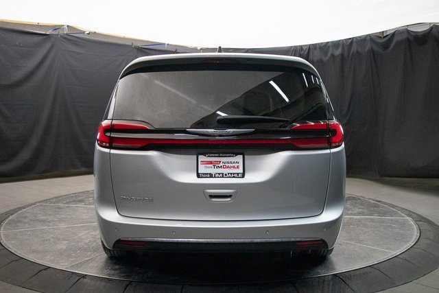 Used 2024 Chrysler Pacifica Touring-L image 11
