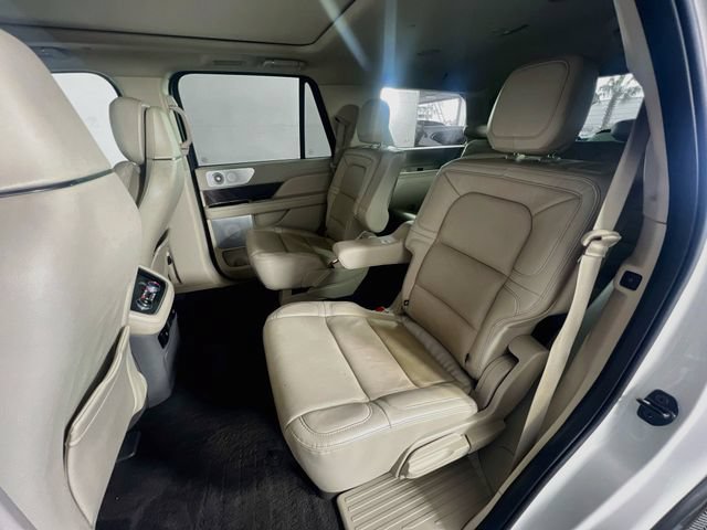 Used 2021 Lincoln Navigator Reserve w/ Luxury Package RWD image 27