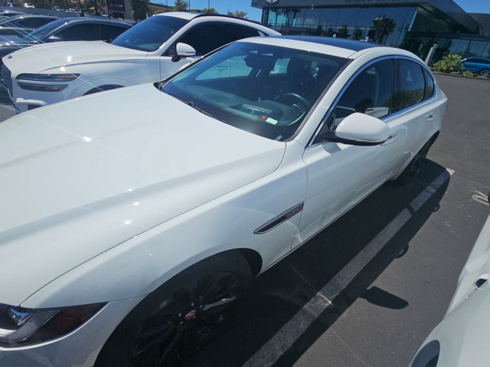 Used 2022 Jaguar XF SE RWD image 2