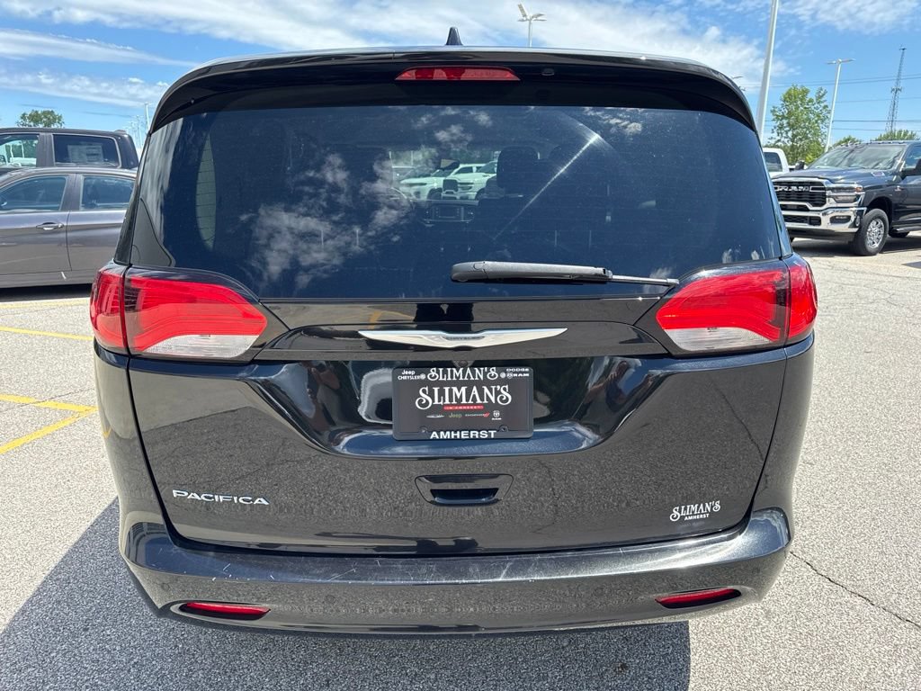 Used 2017 Chrysler Pacifica Touring FWD image 5