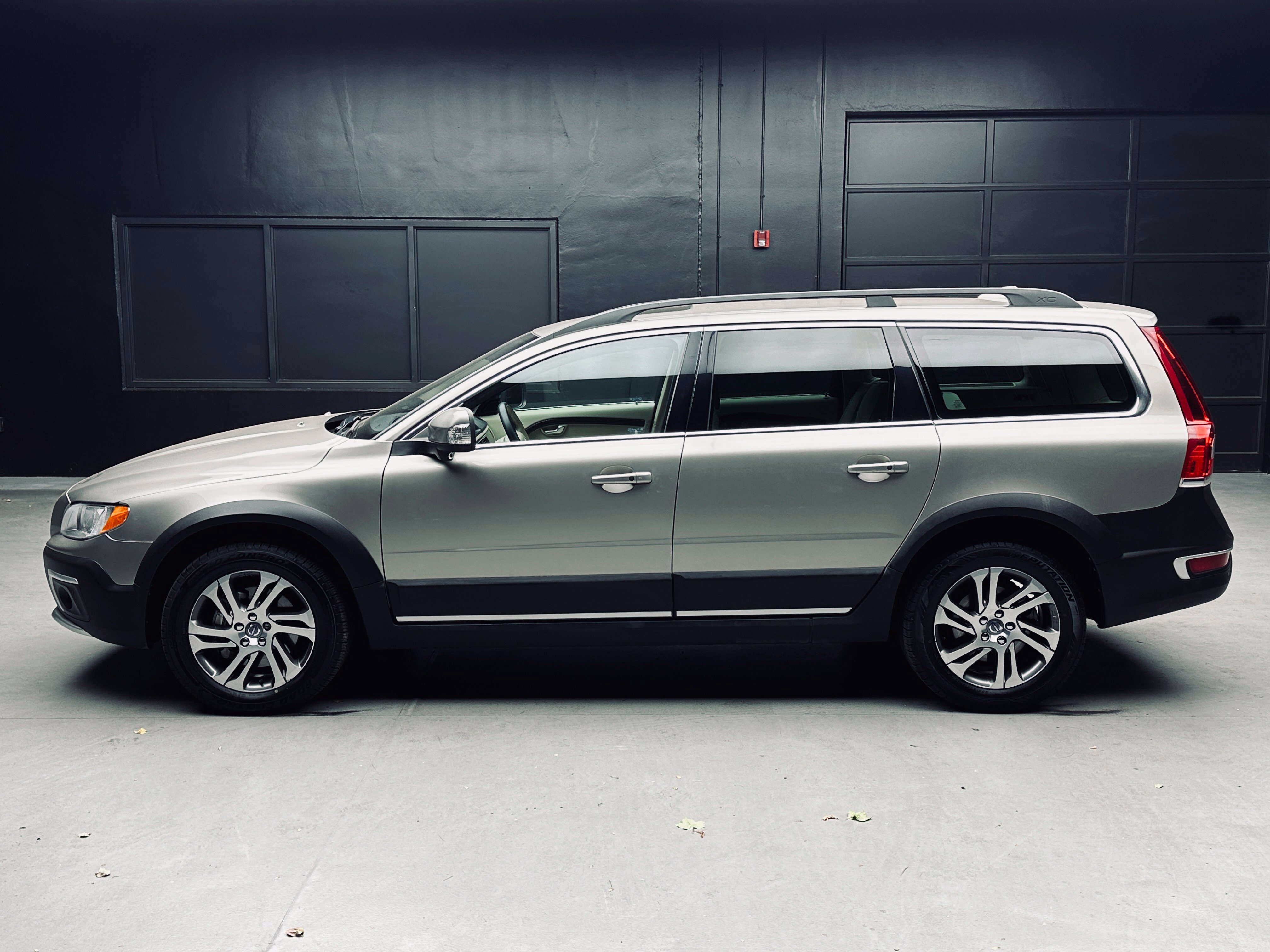 Used 2015 Volvo XC70 T5 Premier w/ Protection Package FWD image 3