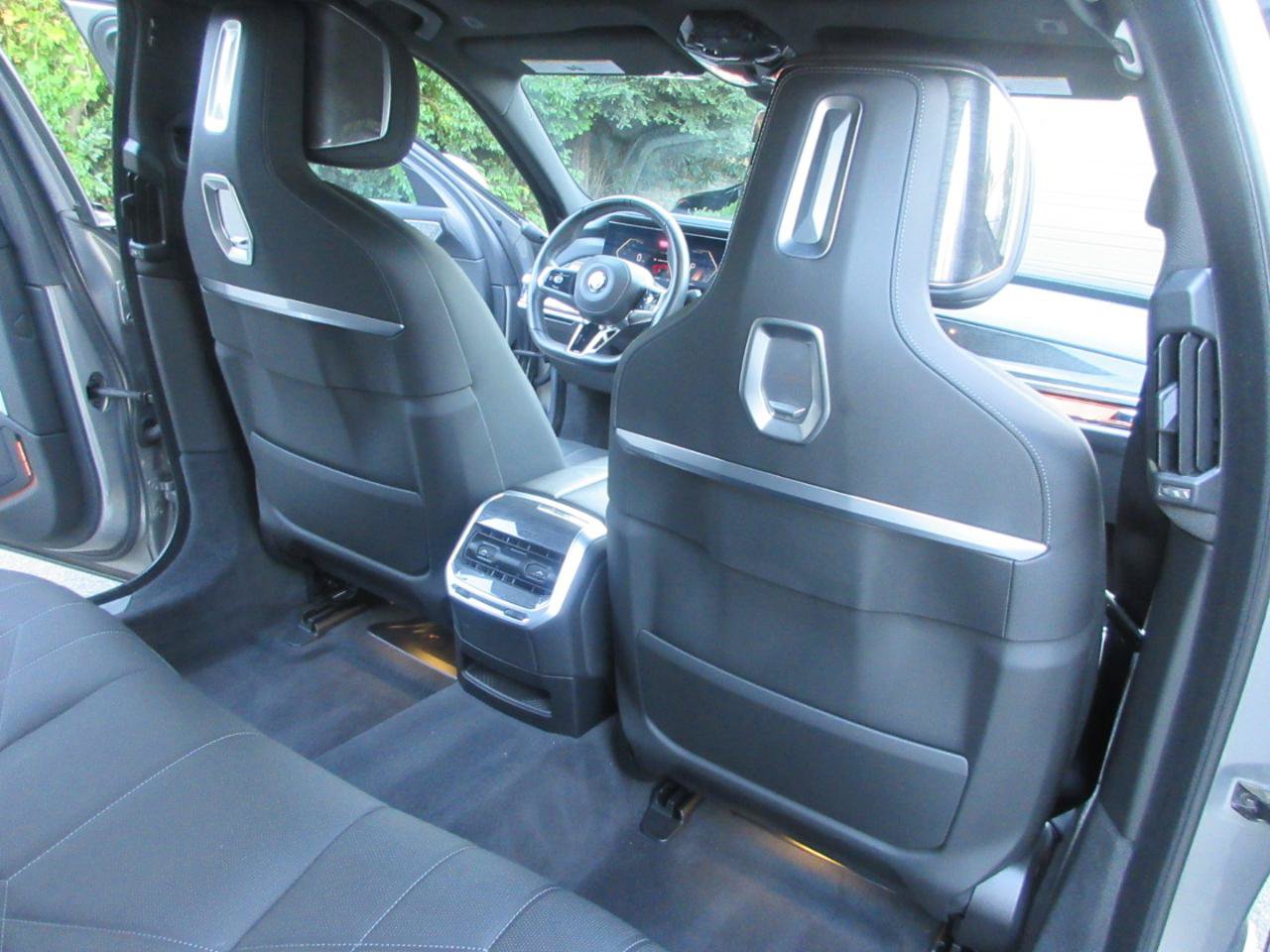 Used 2023 BMW 760i xDrive AWD/4WD image 39
