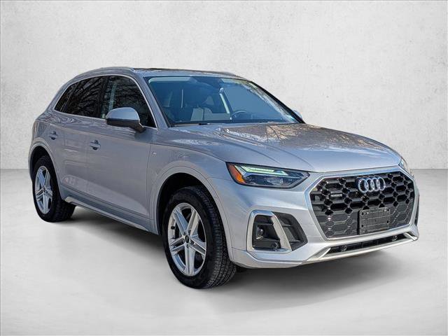 Used 2024 Audi Q5 e Premium w/ Convenience Package image 3