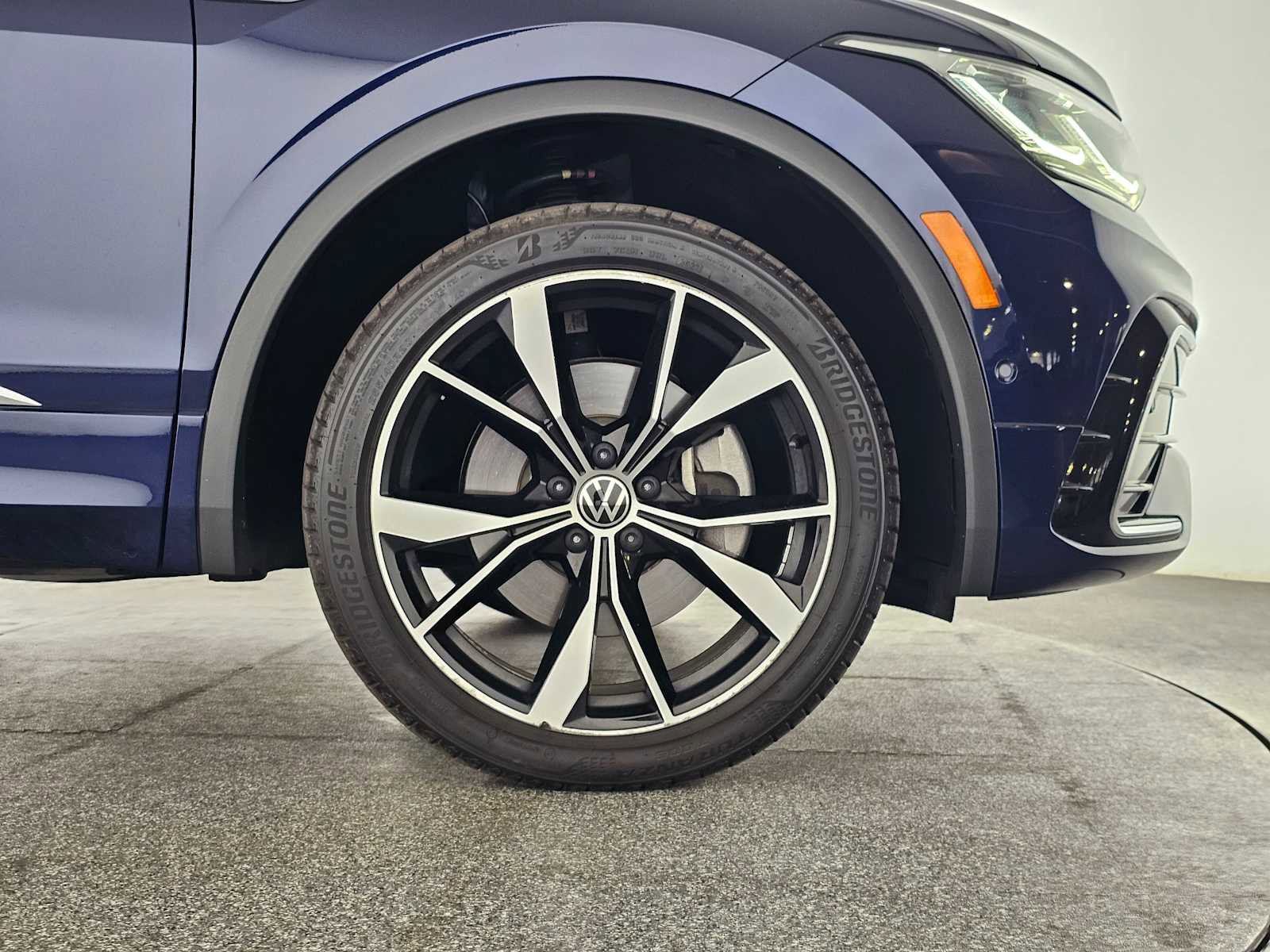Used 2023 Volkswagen Tiguan SEL R-Line image 9