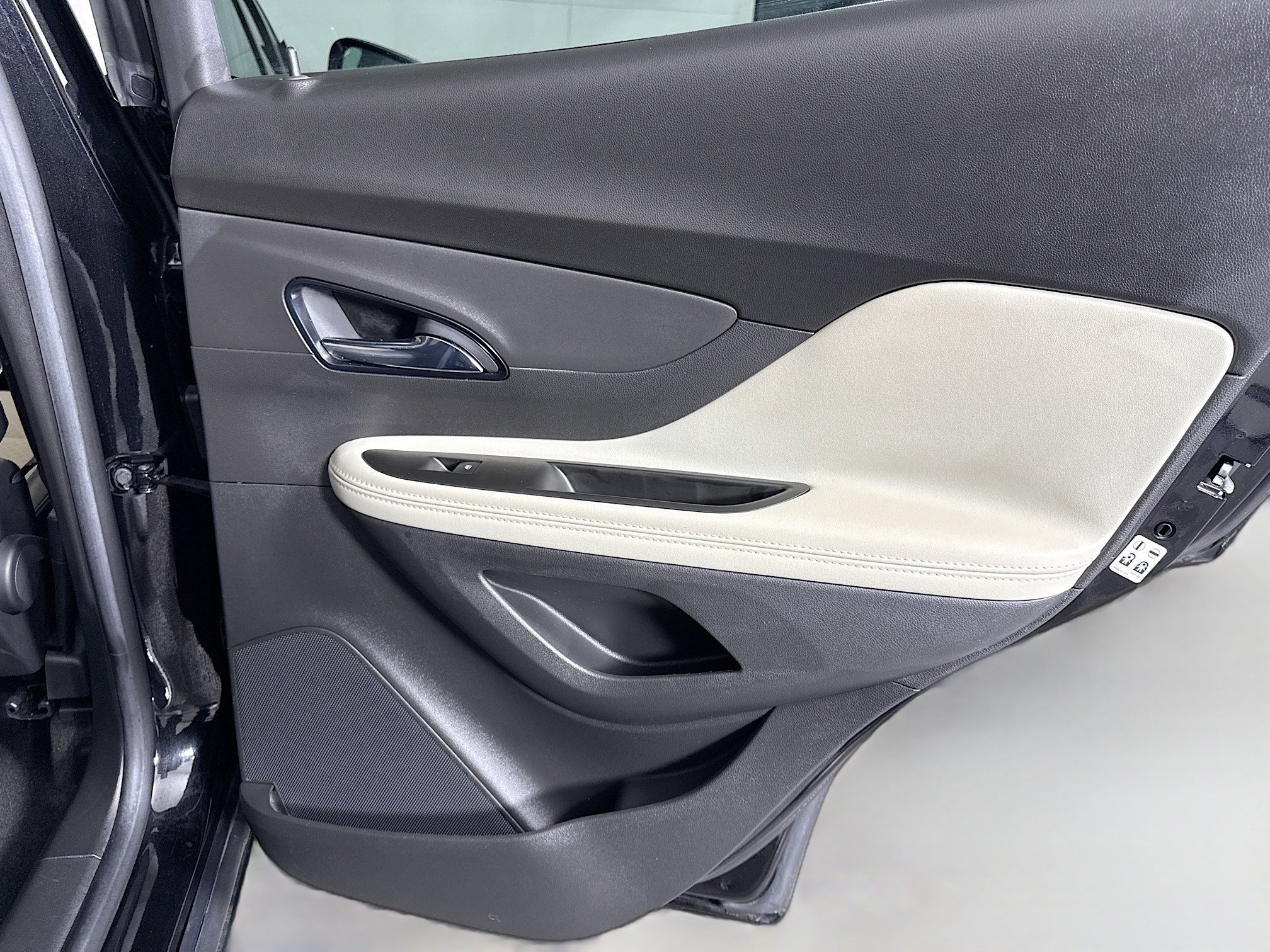 Used 2021 Buick Encore Preferred AWD/4WD image 28