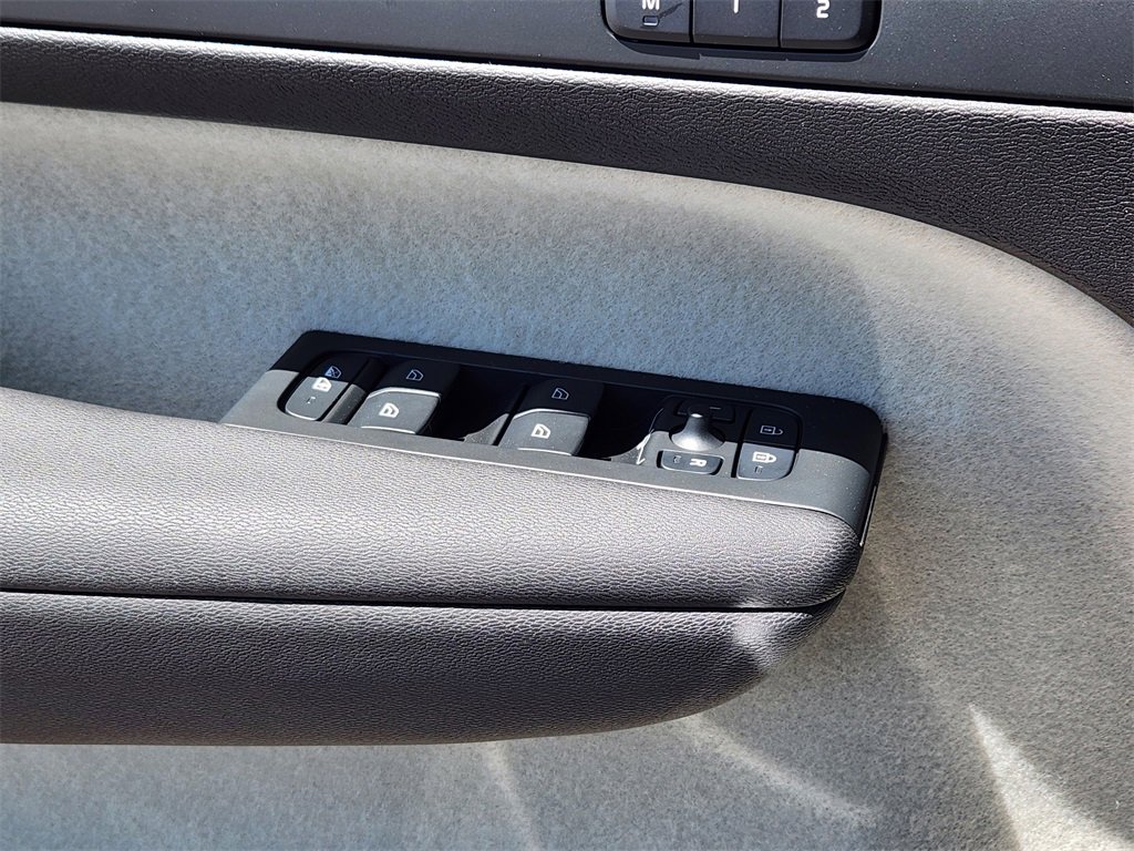 New 2025 Volvo XC40 B5 Ultra w/ Climate Package image 5