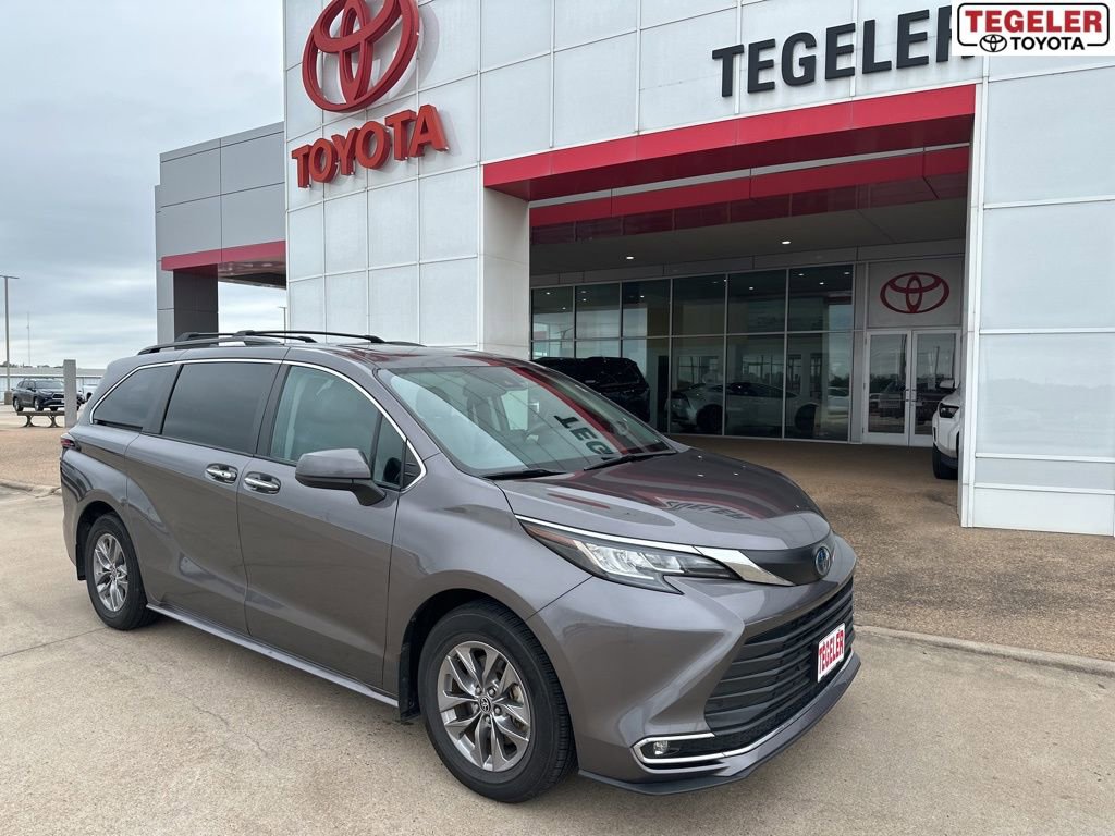 Used 2023 Toyota Sienna XLE w/ XLE Plus Package FWD video 1