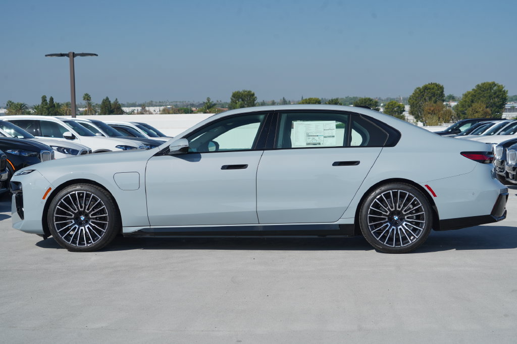 New 2026 BMW 750e xDrive w/ Premium Package AWD/4WD image 4