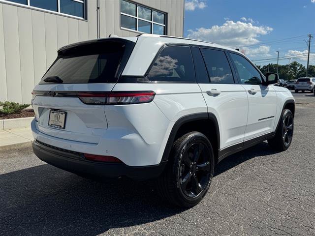 Used 2025 Jeep Grand Cherokee Altitude AWD/4WD image 3