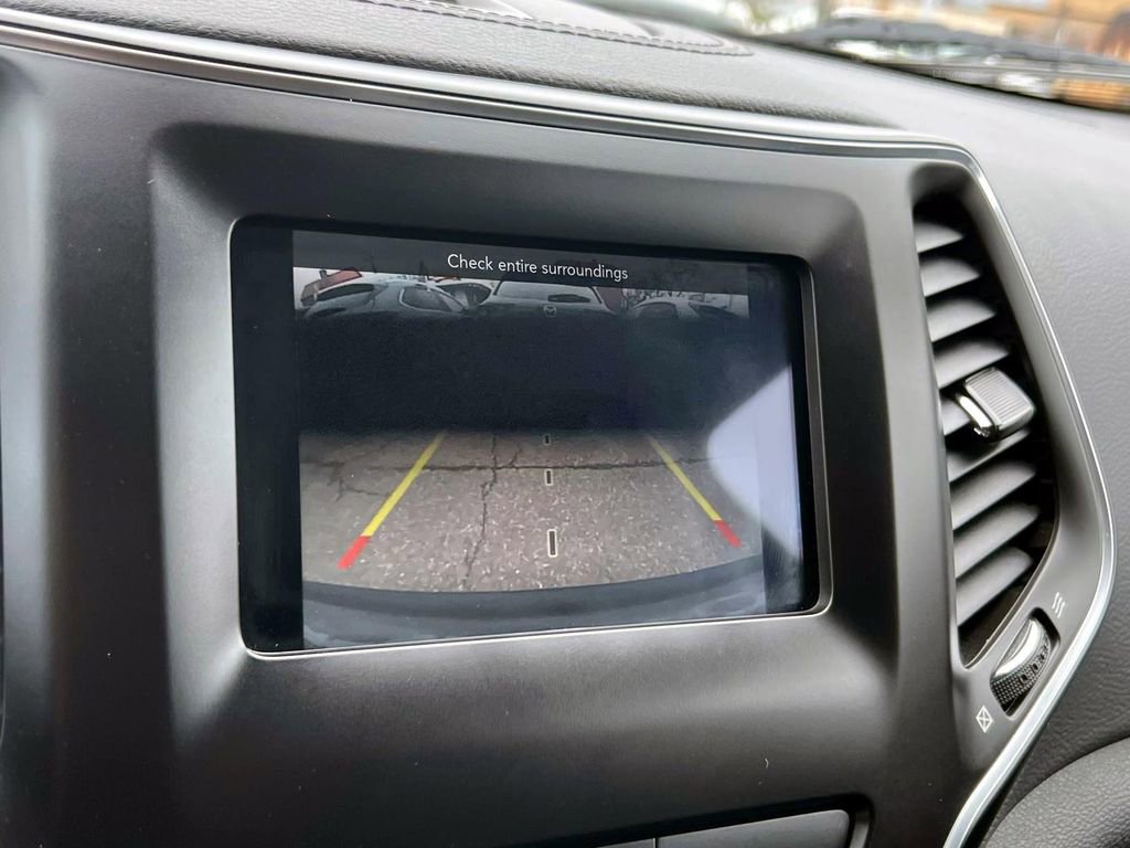 Used 2020 Jeep Cherokee Latitude Plus w/ Comfort/Convenience Group image 28