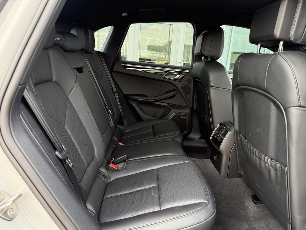 Used 2025 Porsche Macan AWD/4WD image 17