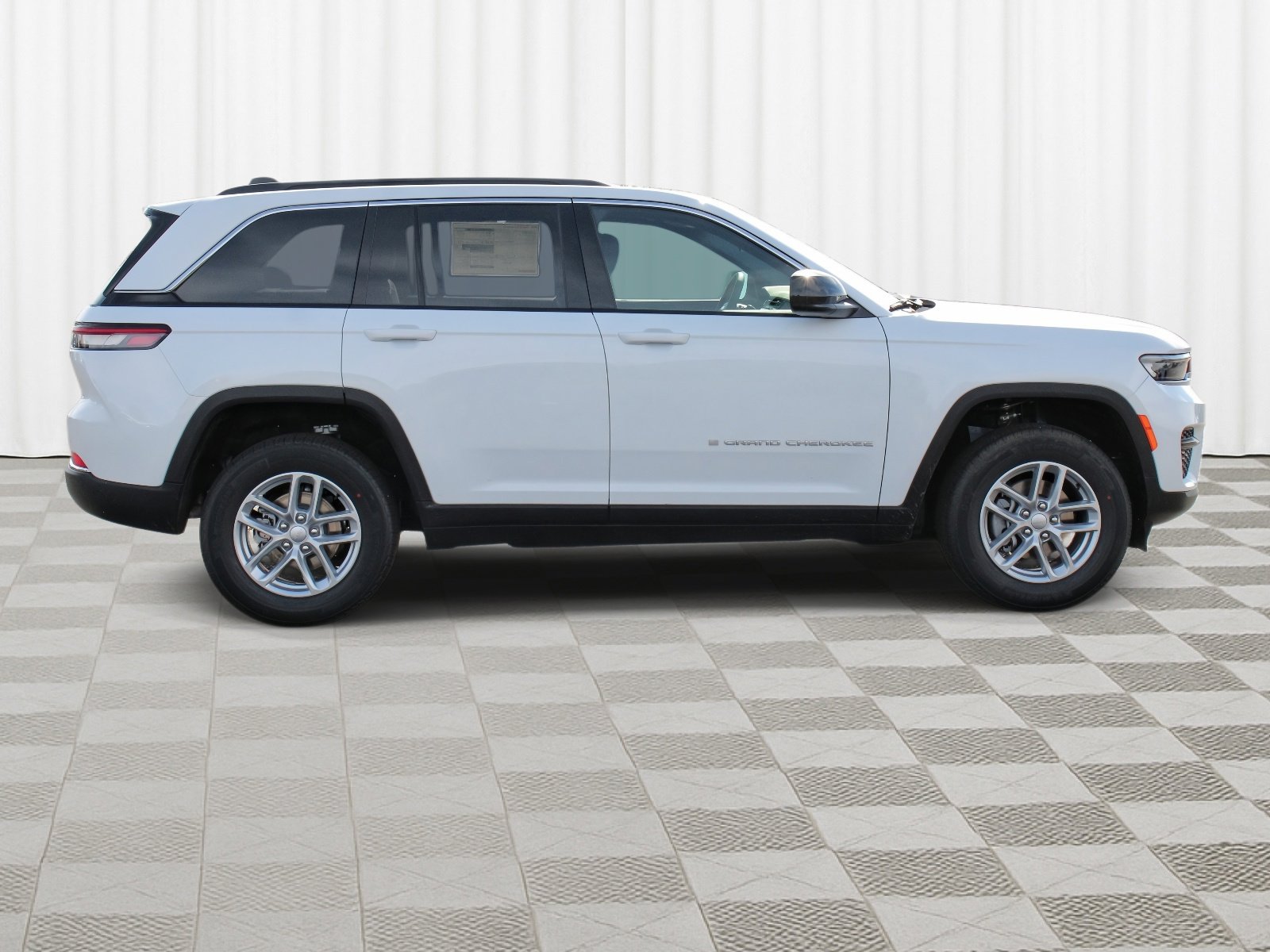 New 2025 Jeep Grand Cherokee Laredo w/ Luxury Tech Group I image 30