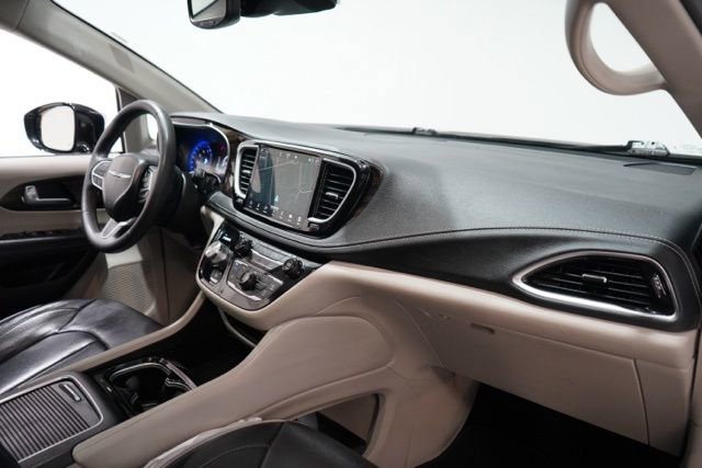 Used 2023 Chrysler Pacifica Limited image 16