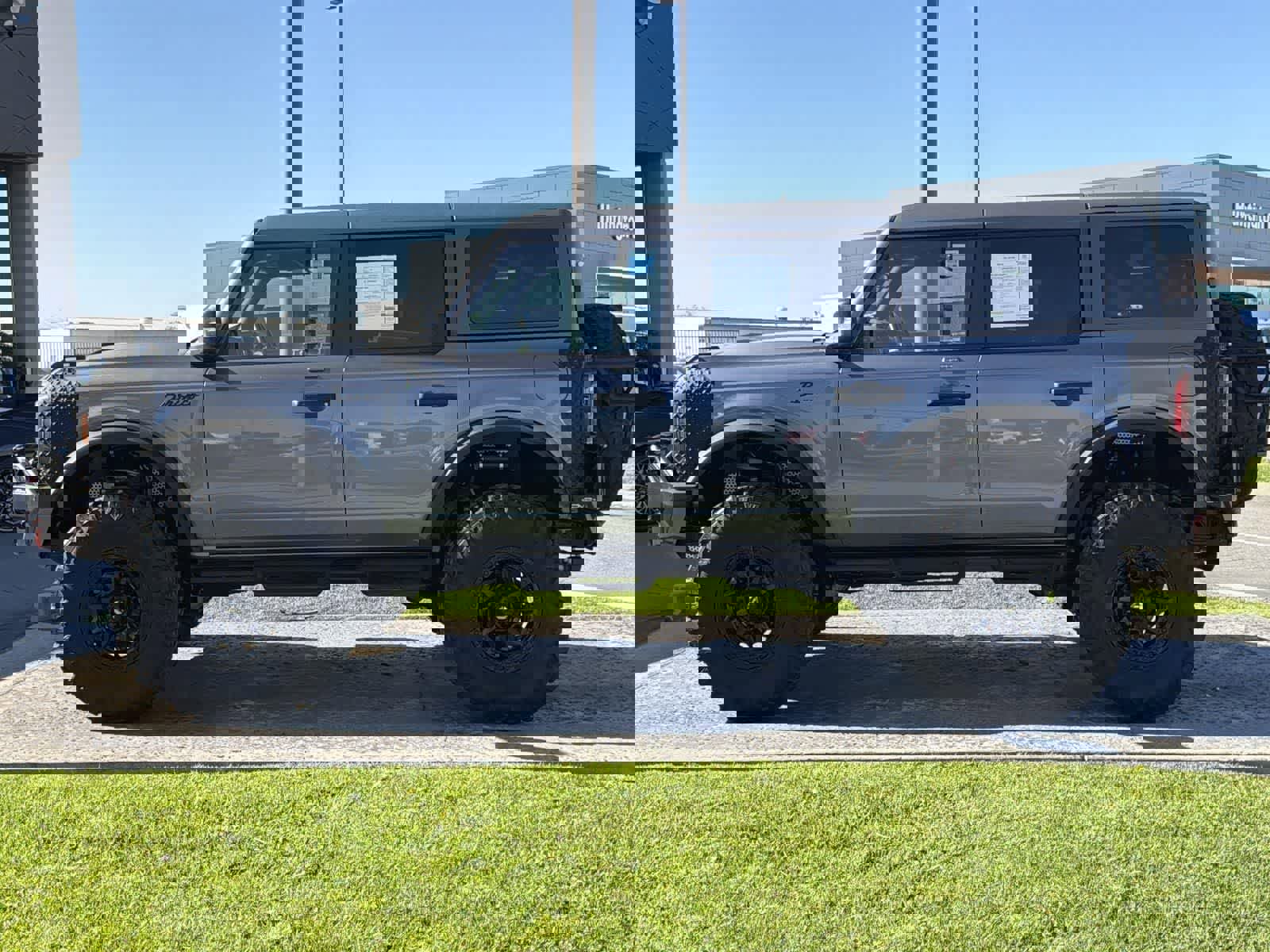 Used 2023 Ford Bronco Badlands image 3