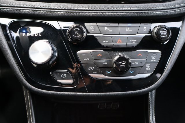 Used 2025 Chrysler Pacifica Limited image 23