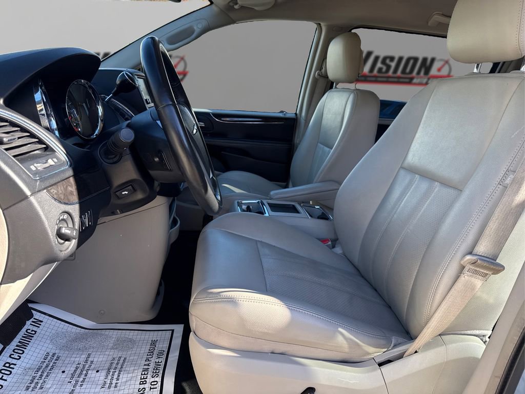 Used 2012 Chrysler Town & Country Touring-L w/ Driver Convenience Group image 9