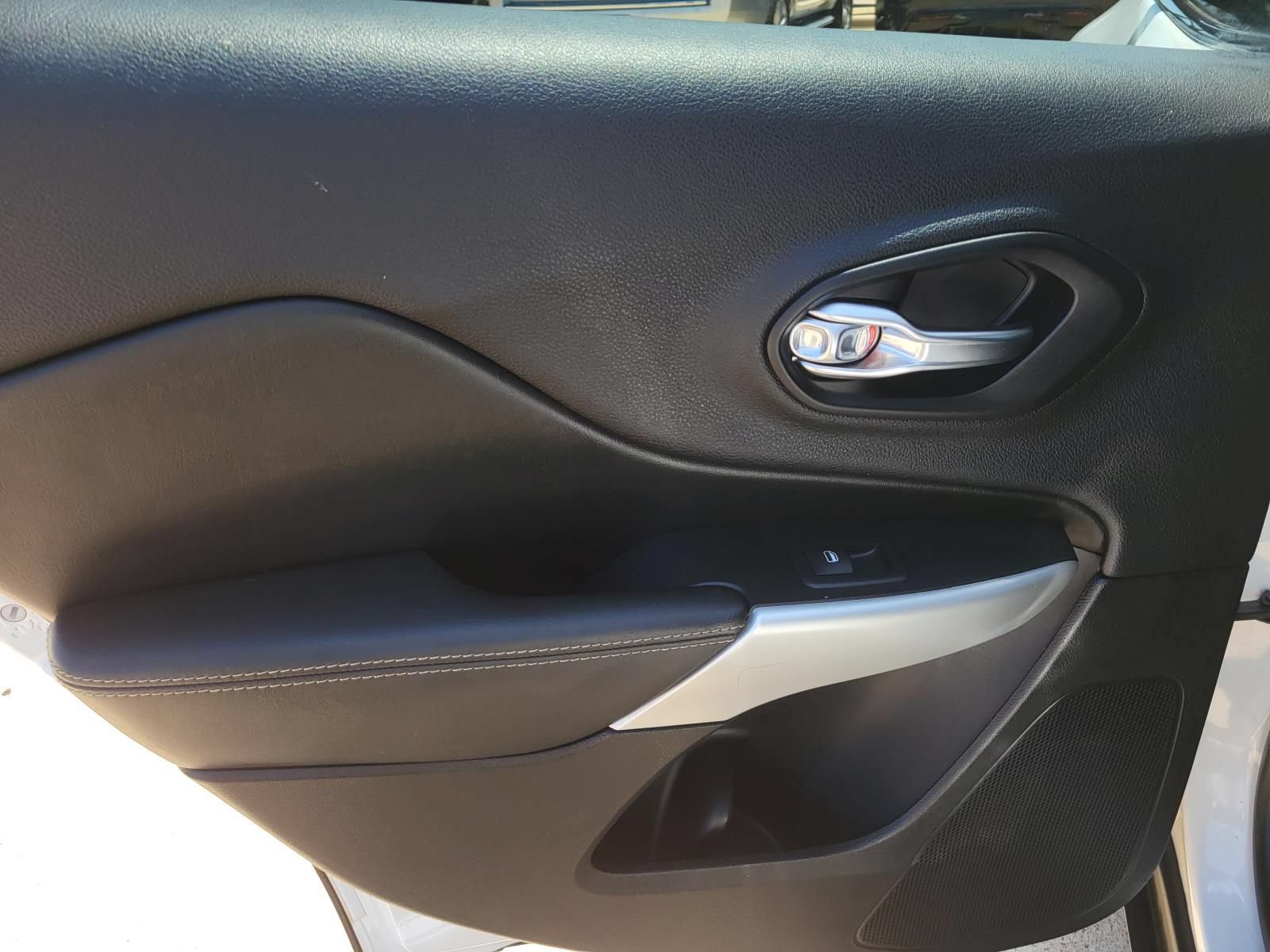 Used 2018 Jeep Cherokee Latitude Plus w/ Cold Weather Group FWD image 11