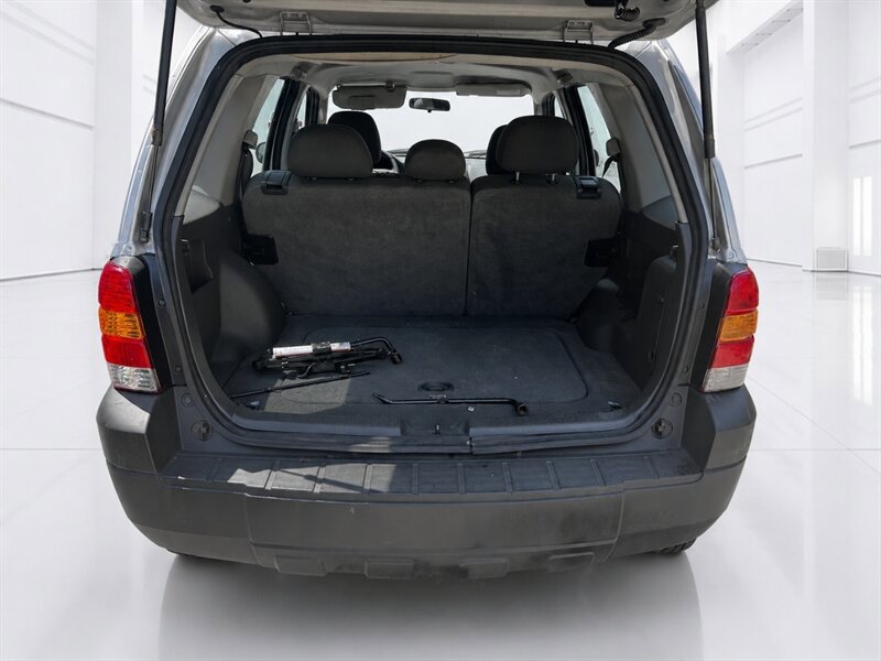 Used 2005 Ford Escape XLS AWD/4WD image 9
