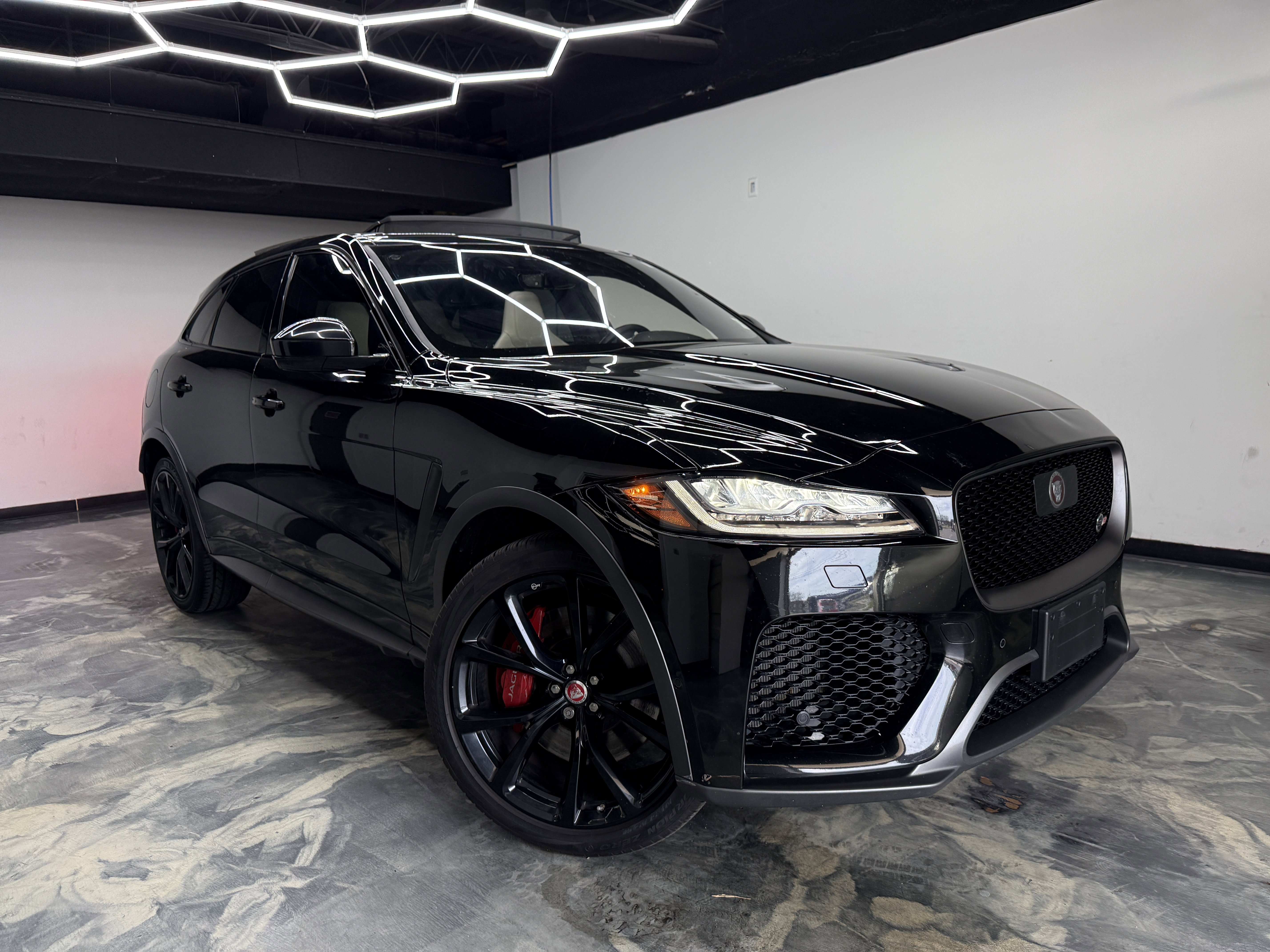 Used 2020 Jaguar F-PACE SVR image 6