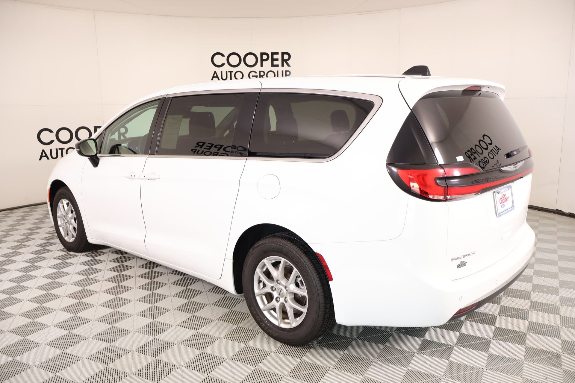 Used 2024 Chrysler Pacifica Touring-L FWD image 22