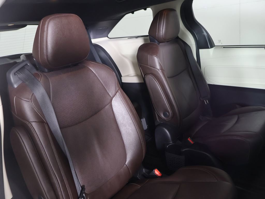 Used 2023 Toyota Sienna Platinum image 34