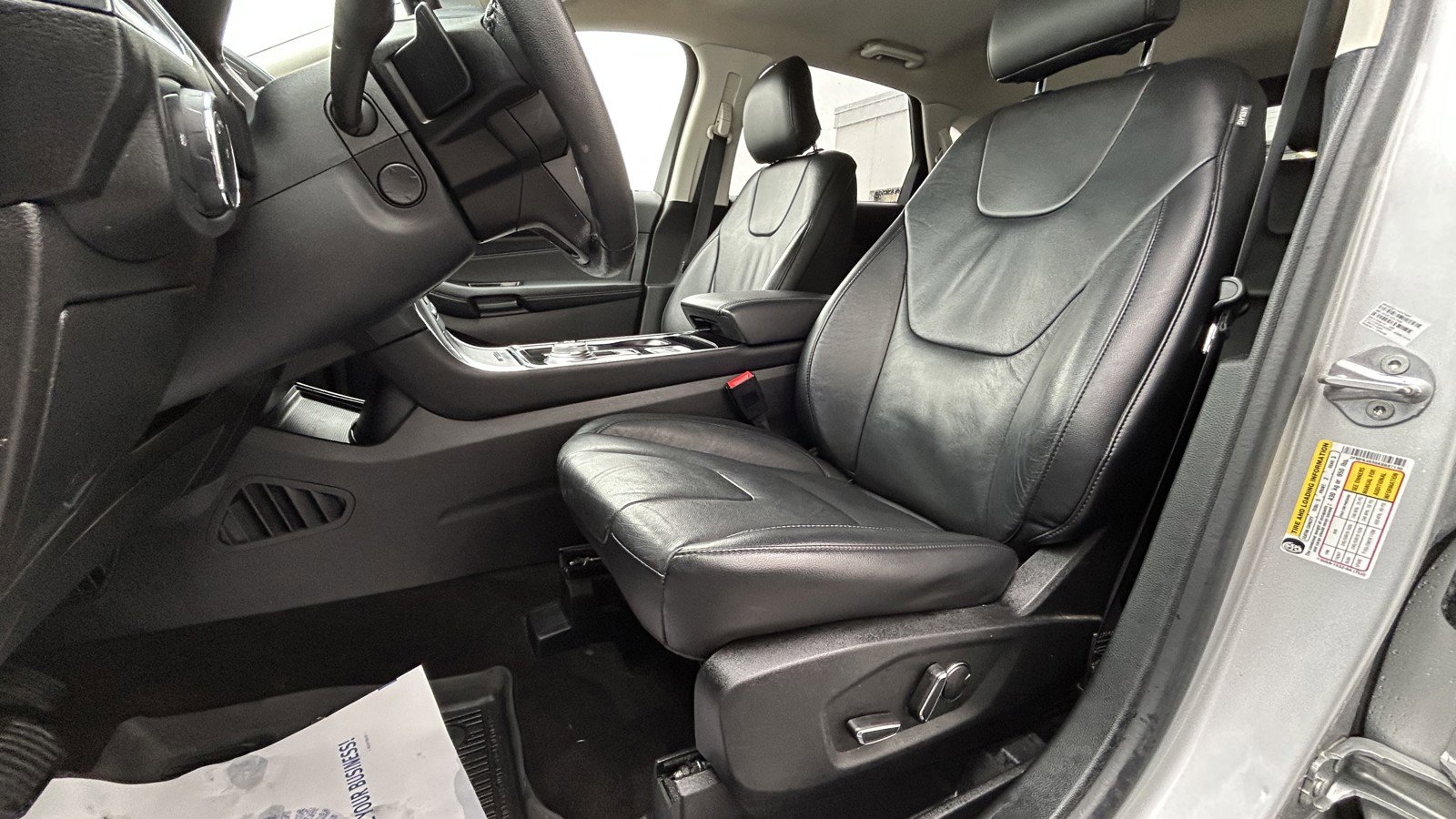 Used 2019 Ford Edge Titanium w/ Cold Weather Package image 11