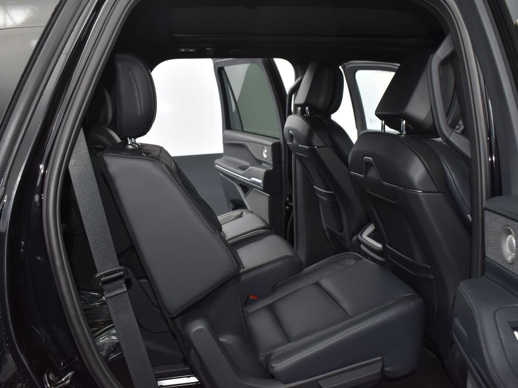 New 2026 Lincoln Navigator Reserve w/ Jet Appearance Package AWD/4WD image 14