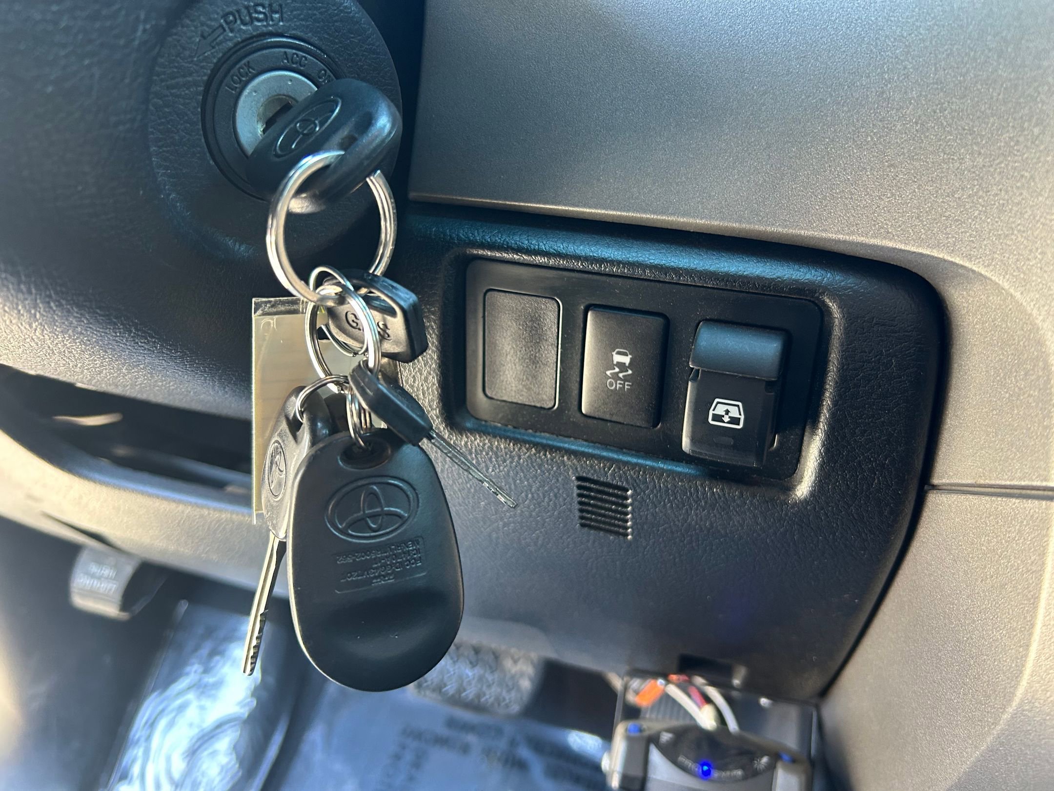 Used 2013 Toyota Tundra 4x4 CrewMax w/ Tow Pkg image 18