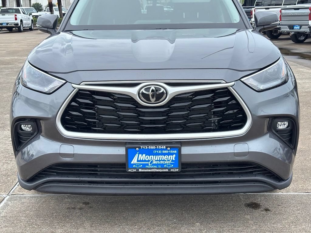 Used 2024 Toyota Highlander LE AWD/4WD image 3