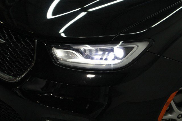 Used 2024 Chrysler Pacifica Touring-L image 2