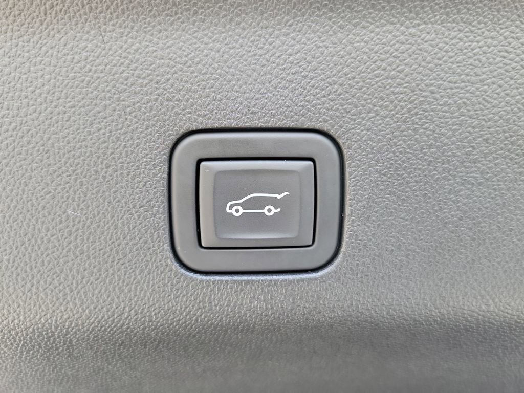 Used 2023 Chevrolet Suburban Premier w/ Advanced Technology Package image 8