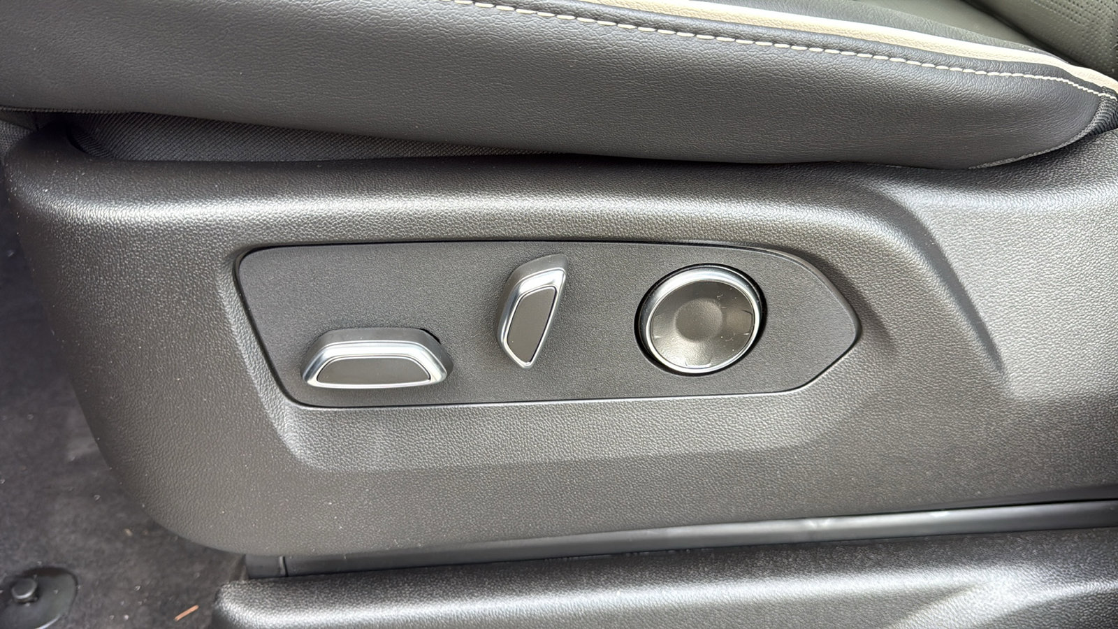 New 2026 Cadillac Escalade Luxury image 12