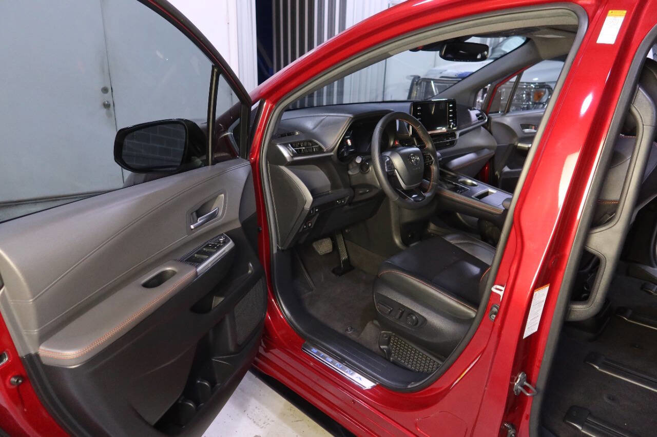 Used 2024 Toyota Sienna XSE image 19