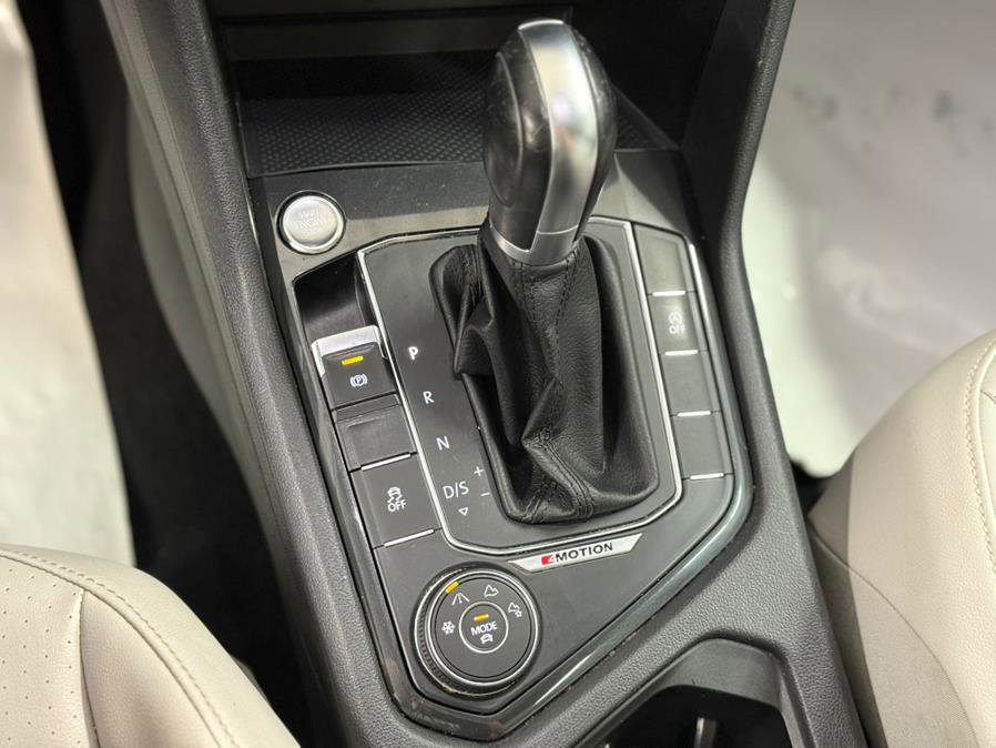 Used 2018 Volkswagen Tiguan SE w/ Panoramic Sunroof Package AWD/4WD image 21
