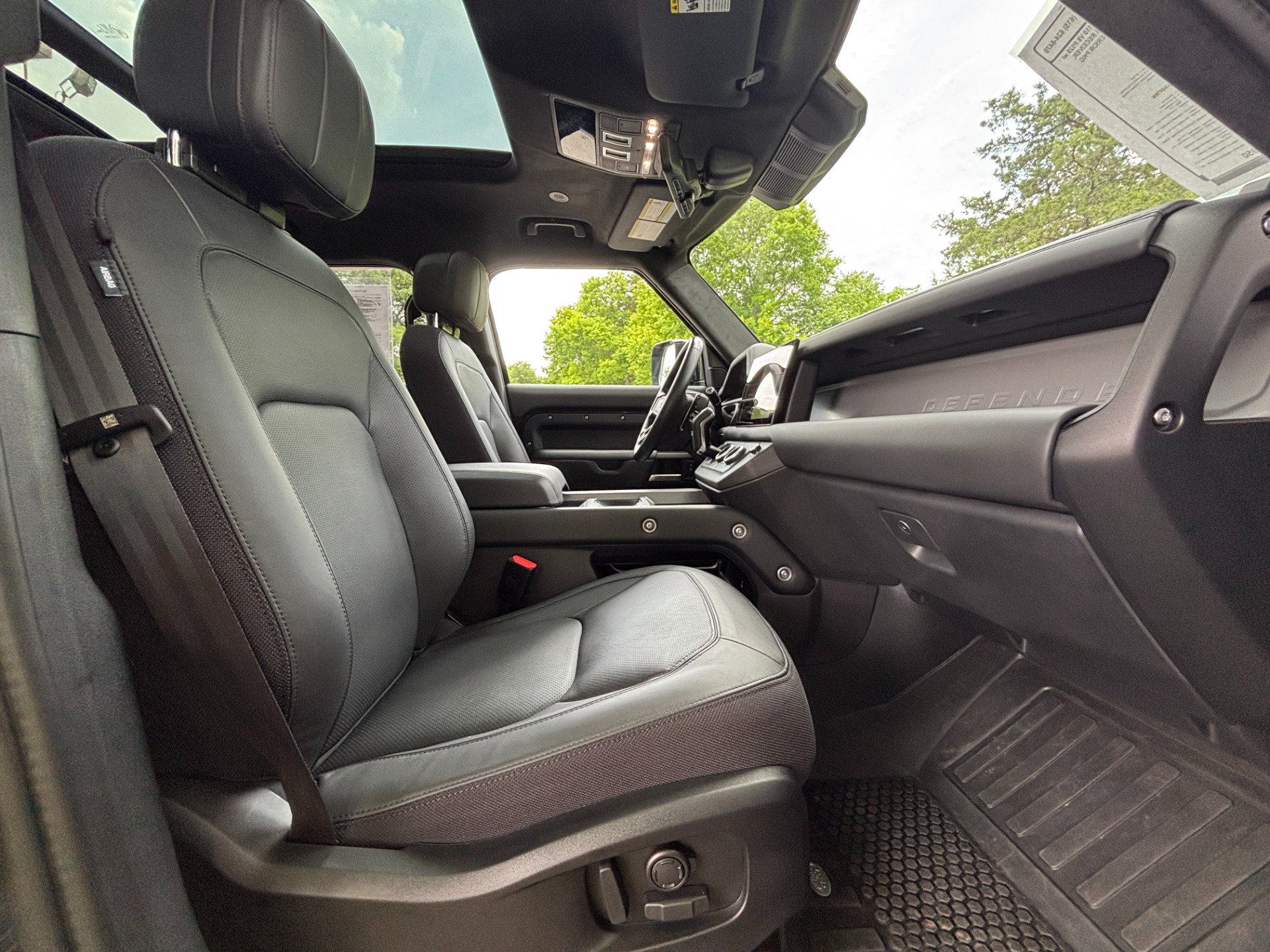 Used 2025 Land Rover Defender 110 V8 AWD/4WD image 25