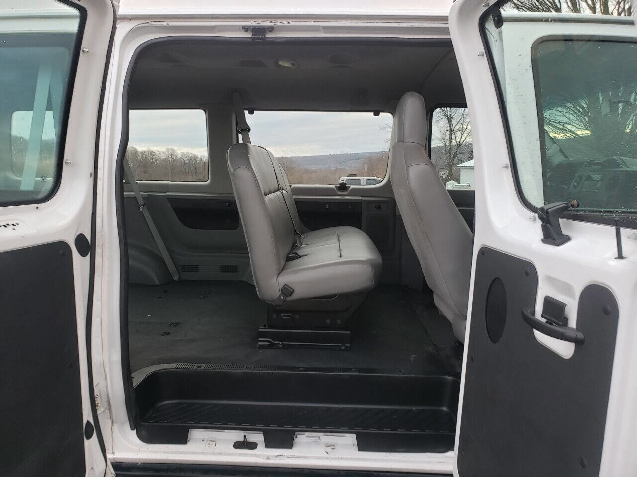 Used 2011 Ford E-150 and Econoline 150 Wagon w/ PWR Windows & Locks Group image 12