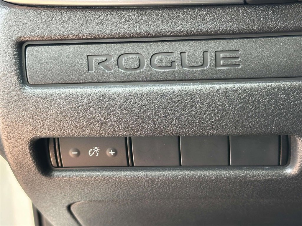 Used 2022 Nissan Rogue S image 17
