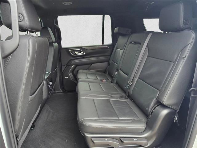 Used 2024 Chevrolet Suburban LT w/ Luxury Package RWD image 18