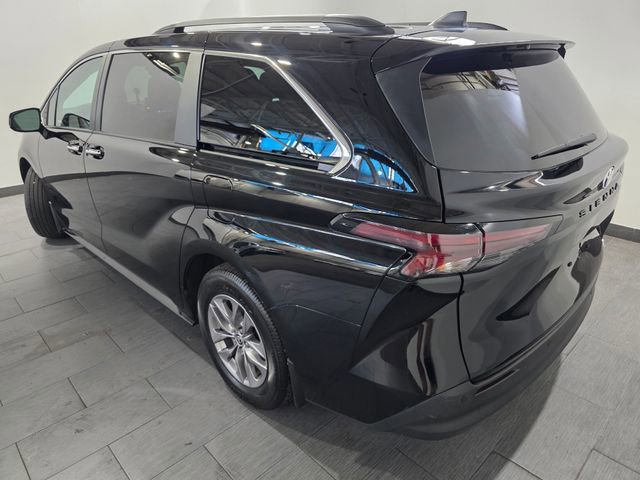 Used 2023 Toyota Sienna XLE FWD image 3