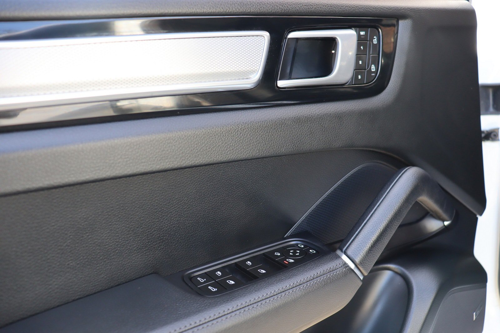 Used 2023 Porsche Cayenne Platinum Edition AWD/4WD image 35