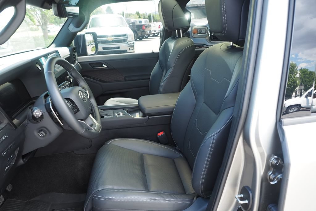 Used 2025 Lexus GX 550 w/ Accessory Package (31) AWD/4WD image 14