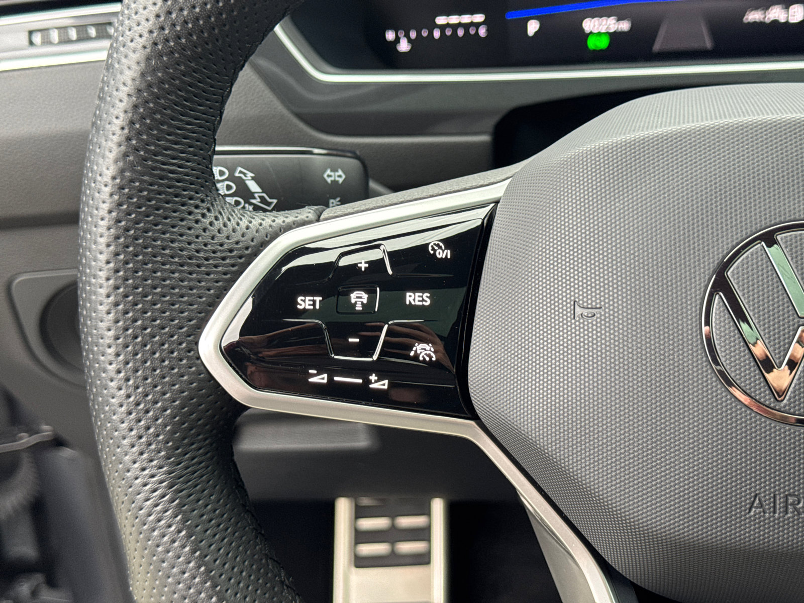 Used 2024 Volkswagen Tiguan SE R-Line image 25