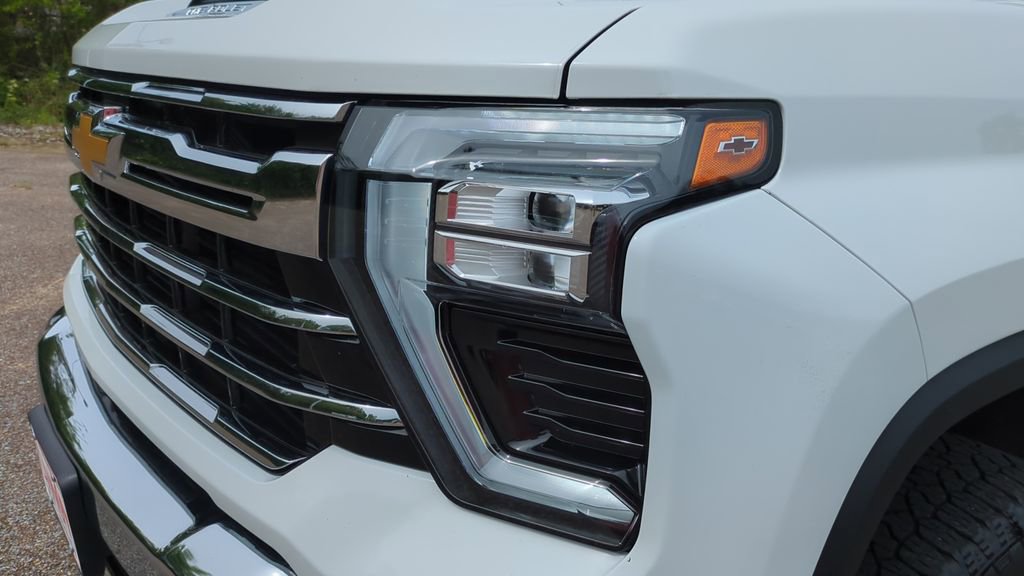 Used 2025 Chevrolet Silverado 2500 LTZ w/ LTZ Convenience Package image 9